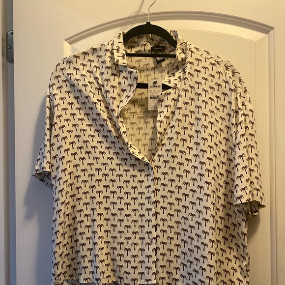Express Printed Short Sleeve Button Up - Picture 6 of 6